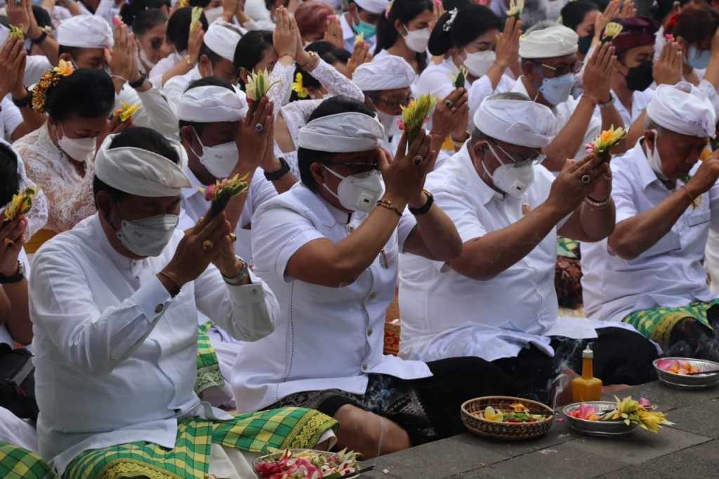 Bupati Giri Prasta Hadiri Puncak Piodalan Ring Pura Luhur Pucak Mangu